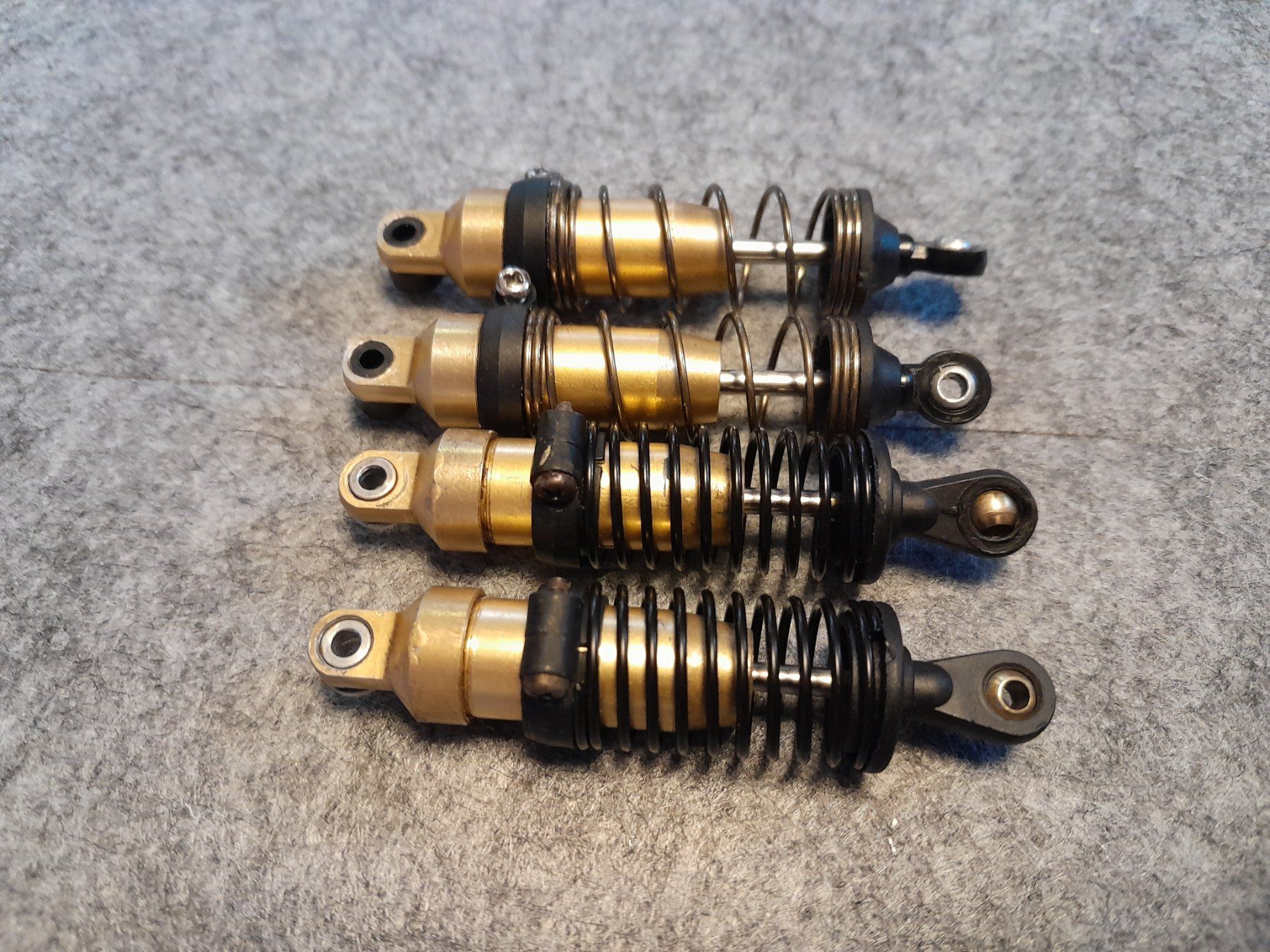 Kyosho RC Kits de montage: KYOSHO OPTIONS GOLD STOSSDÄMPFER – D'occasion à Ebnat-Kappel par MAZUKITURB0 2