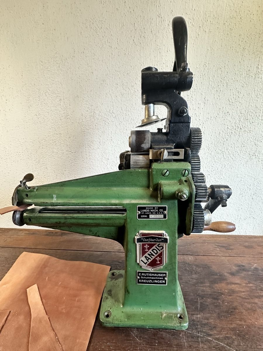 Alle Maschinen: Landis Leather Slitting Machine - Vintage Craft Tool – Gebraucht aus Elsau von MANWITHVAN