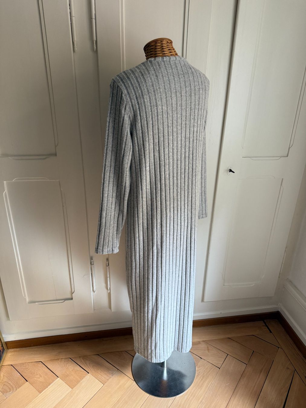 Kleider: Schlauchkleid hellgrau weich L – Gebraucht aus Zürich von Diazaio 2