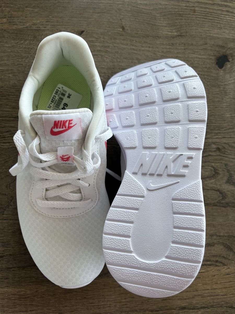 Schuhe für Mädchen: Nike Turnschuhe mit weisser Sohle – Neu (gemäss Beschreibung) aus Rosshäusern von Travellerz 1