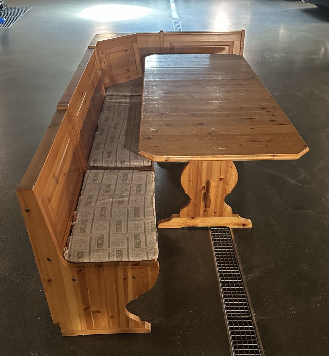 Tables: Eckbank mit Tisch – D'occasion à Hergiswil NW par Ilagos