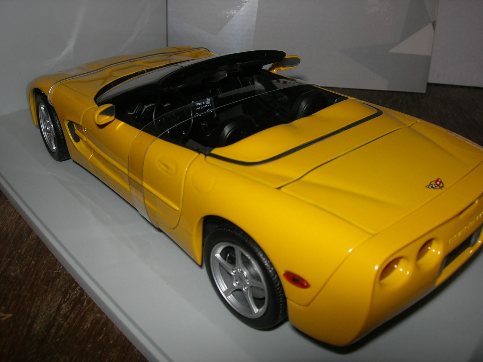 Chevrolet Modellini d'auto: Chevrolet Corvette C5 Convertible 2000 Millenium ° UT 1:18 – Nuovo e nell'imballaggio originale da Hornussen venduto da Amw 1