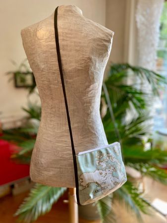Petit sac à bandoulière en toile cirée avec carte du monde