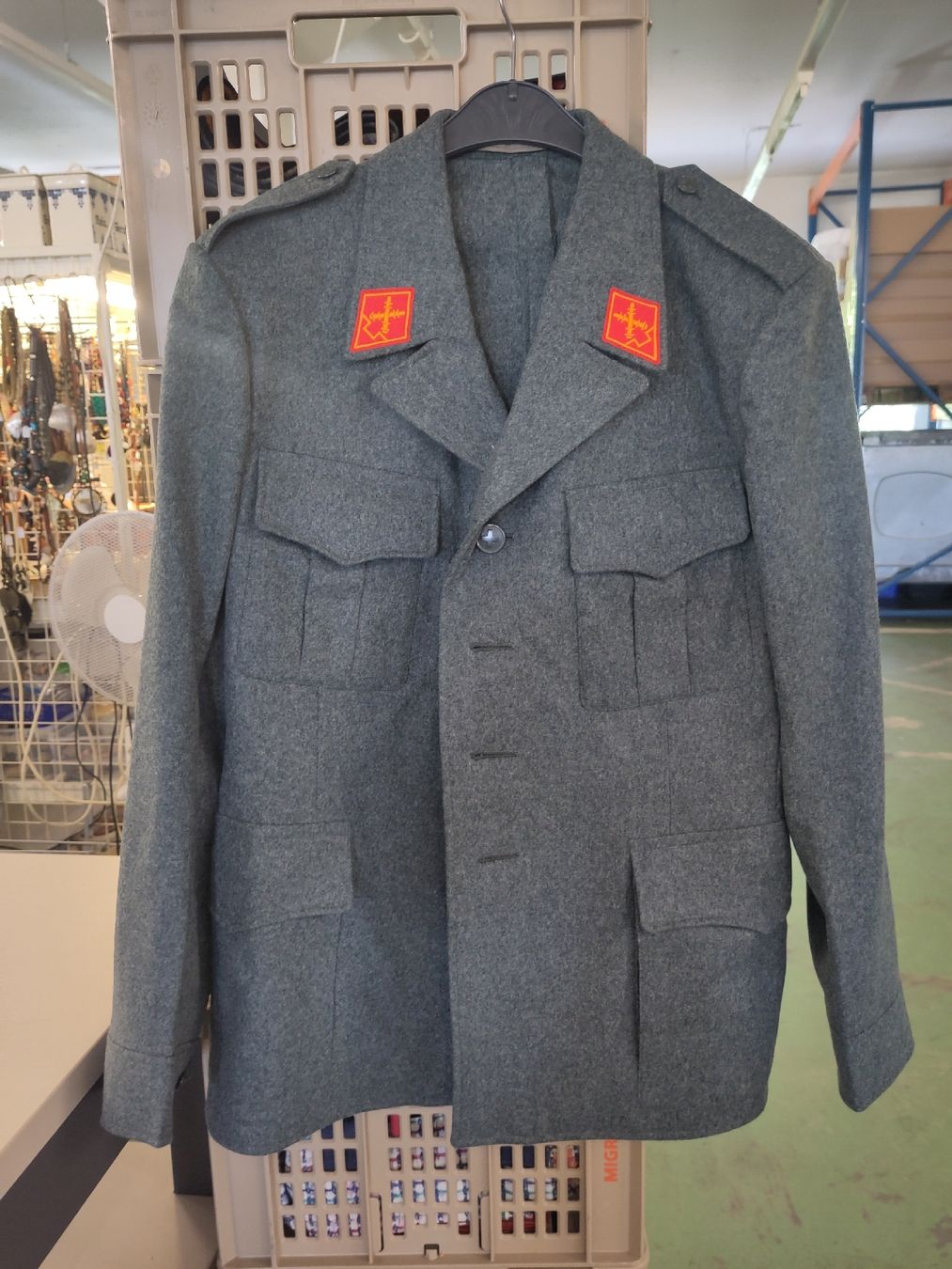 Schweizer Armee Uniformi: Schweizer Militärjacke  – Usato da Pratteln venduto da Cartonsducoeur_bl