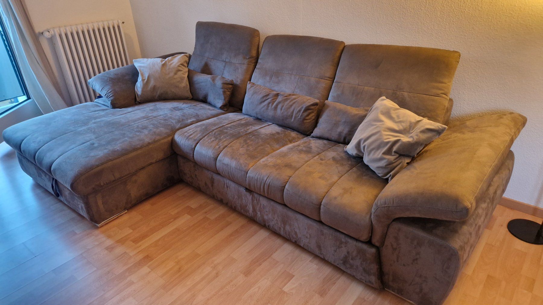 Divani: Bequemes Bettsofa mit grauem Samtbezug (Breite ca. 3m)) – Usato da Zürich venduto da cla_w5tp 5