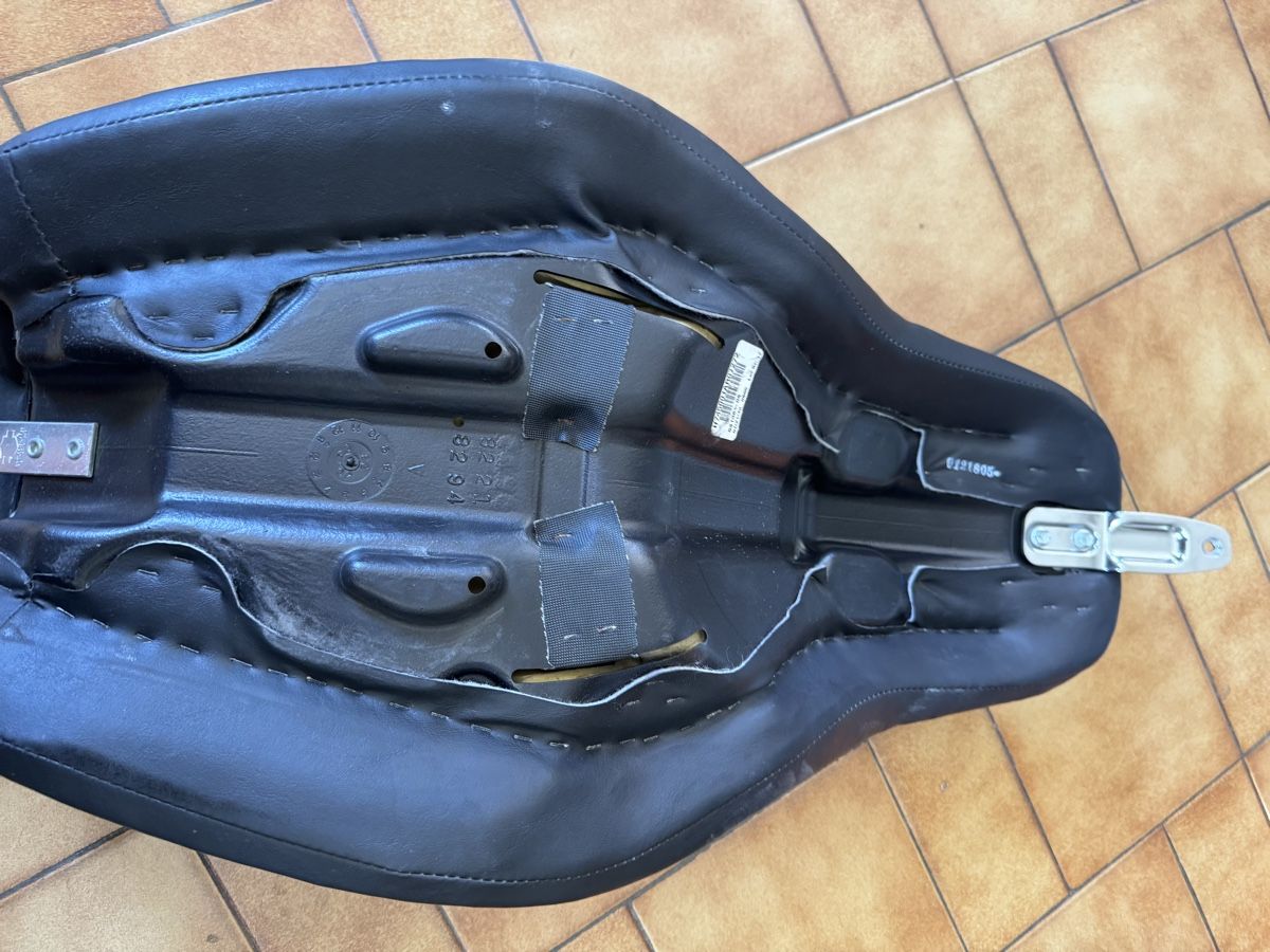 Tutti i ricambio per moto: Selle moto Harley Davidson bon état – Usato da Veyrier venduto da kimedovapa 1