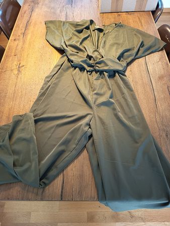Trendiger Jumpsuit in Olivgrün, Grösse 48. NEU