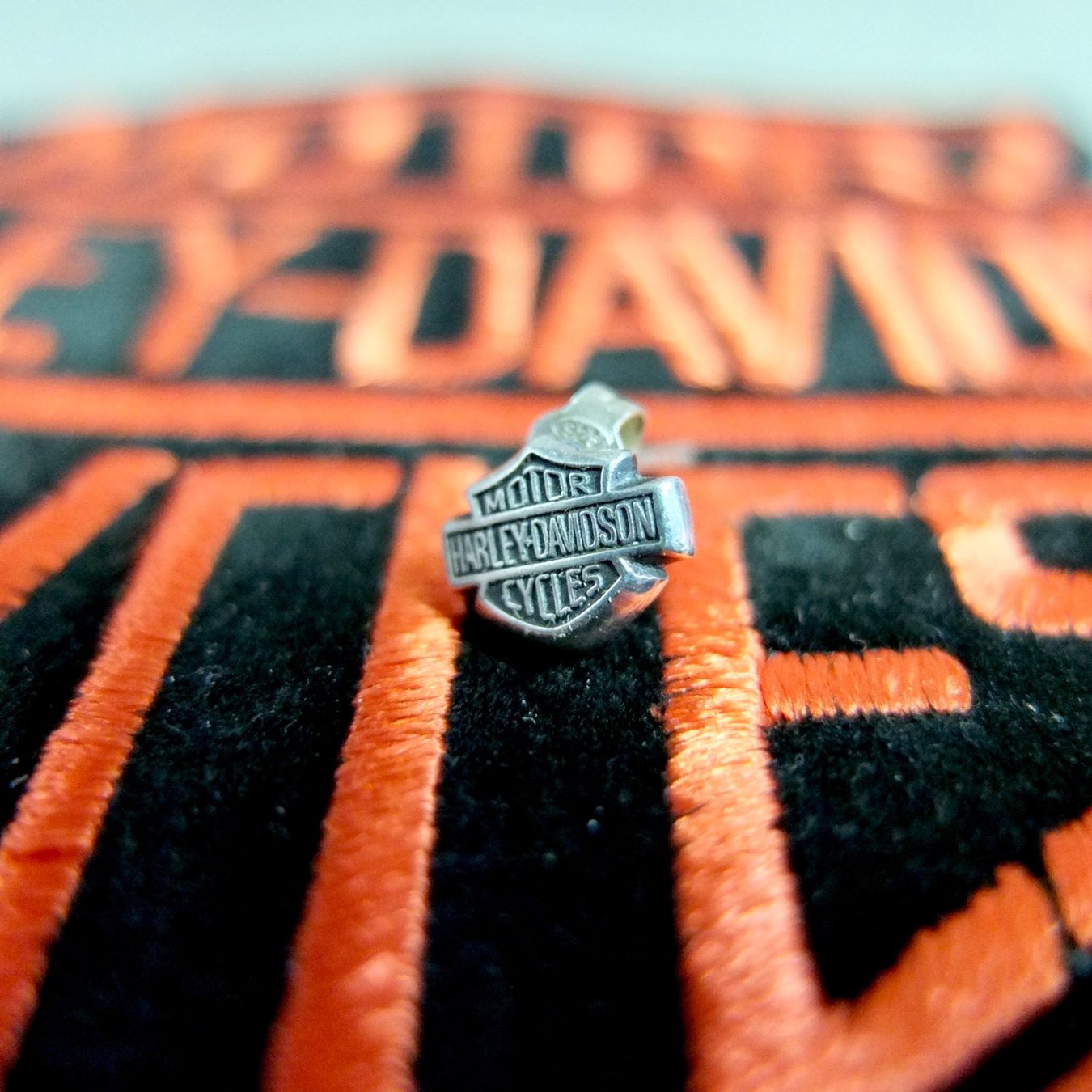 Harley-Davidson Toppe: Harley-Davidson Set: Patch und Pin (Silber) – Usato da Basel venduto da Brocki-auf-dem-Wolf 1