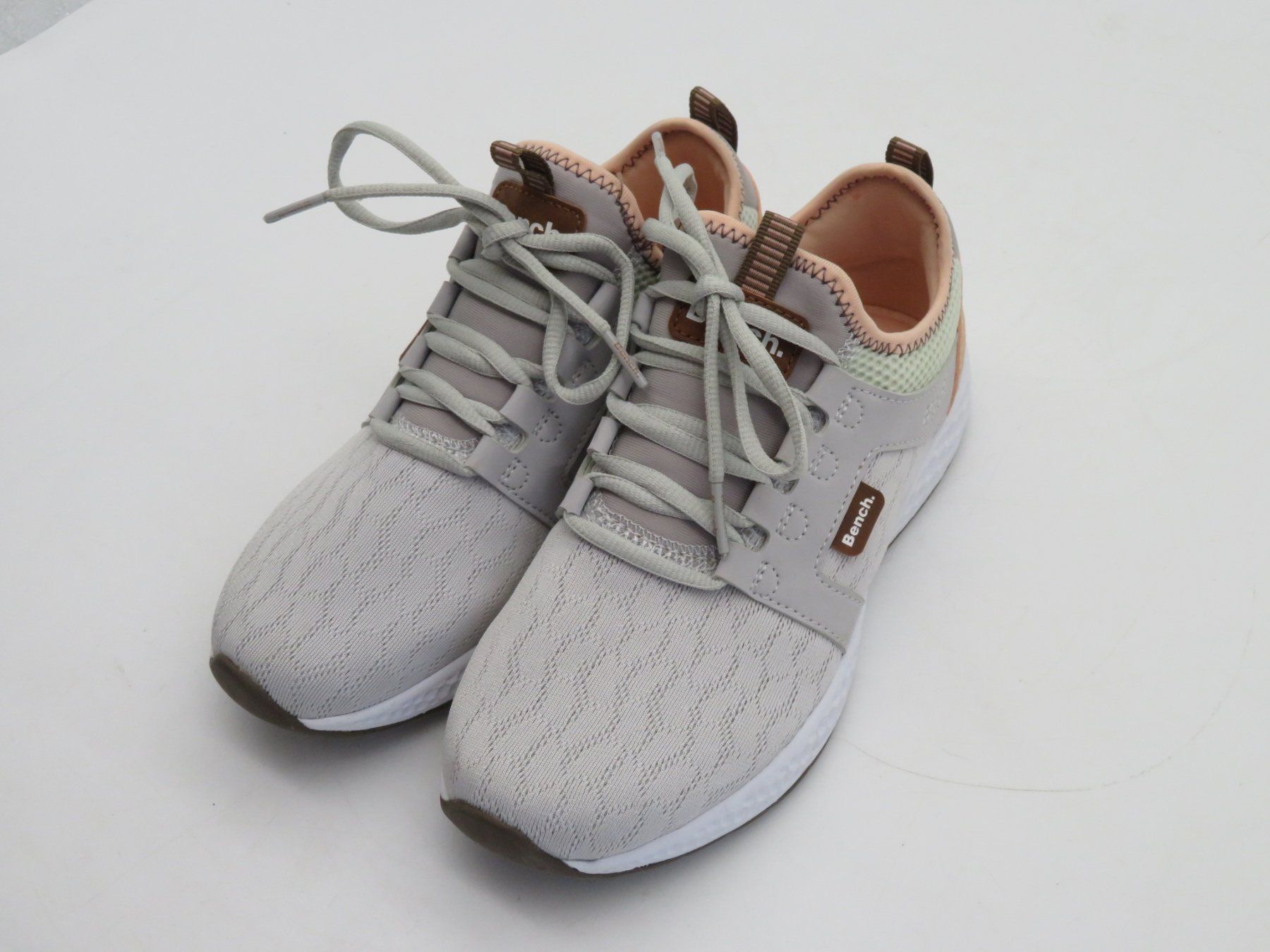 Bench Herrenschuhe: Bench Sneakers in Grau und Rosa – Gebraucht aus Reinach BL von WBZ-Flohmarkt 1