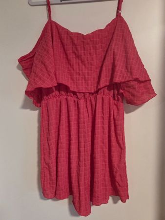 Stylischer Off-Shoulder Sommer Jumpsuit / Romper – Koralle