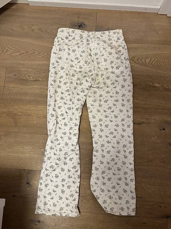 Jeans: Weisse Jeanshose mit Blumen – Usato da Chur venduto da gio_6rlp 1