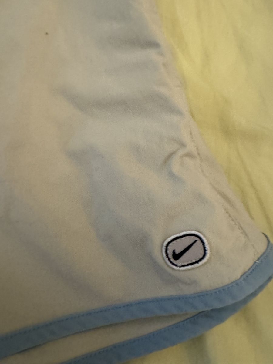 Nike Pantaloni: Nike kurze Hosen Vintage – Usato da Basel venduto da sch_9g6x 1