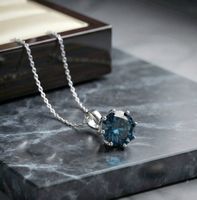Zeitlose Halskette mit Swarovski Steinen Anhänger- Neu