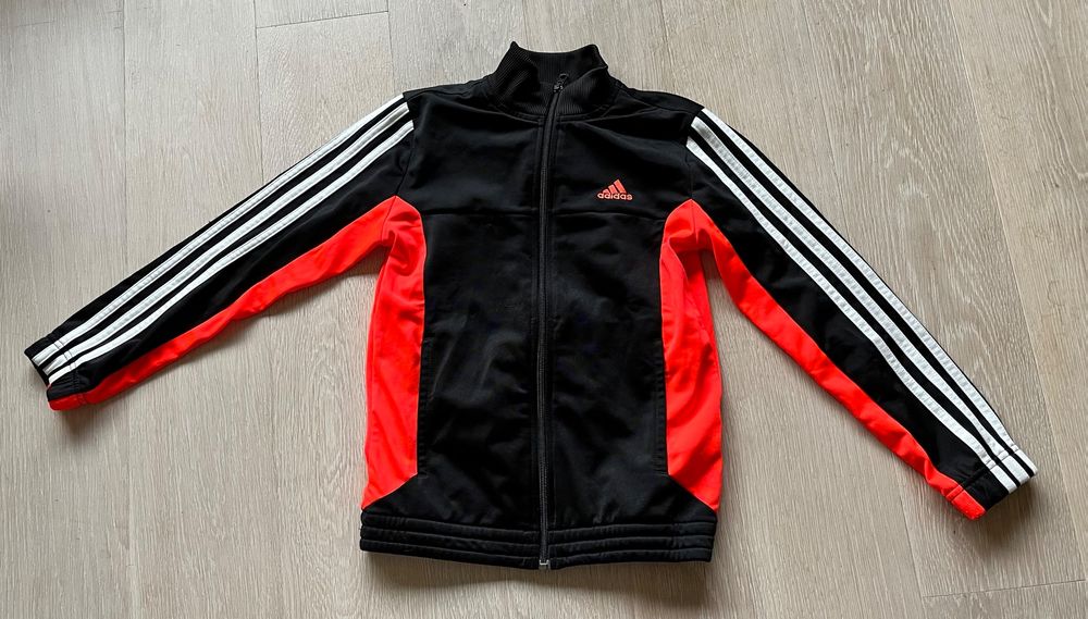 Addidas Trainerjacke Gr. 140 (Gebraucht) in Aarau für CHF 1 – mit ...