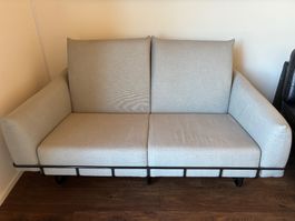 Modernes 2-Sitzer Sofa in Hellgrau – sehr guter Zustand