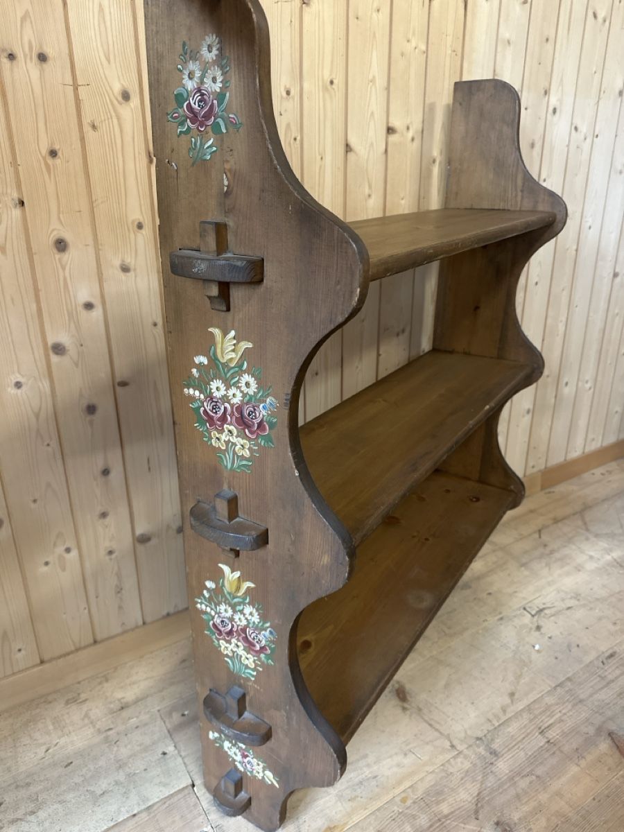 Scaffali: Antikes Wandregal mit Blumenmalerei – Usato da Baar venduto da Hillsboro