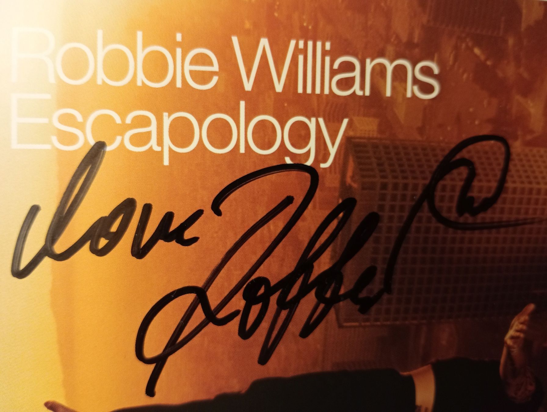 Autografi: Robbie Williams Escapology CD mit Autogramm (?) – Usato da Allschwil venduto da Evgeniia78 5