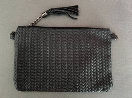 Etui in geflochten-geprägtem Leder schwarz