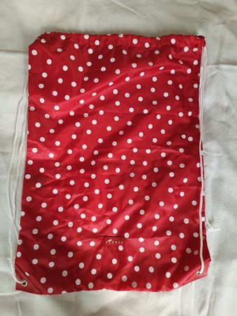 Roter Kitchener oder Turnbeutel mit Punkten 
