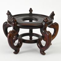 Grosser chinesischer Holzstand auf Füssen #9, ex Sammlung