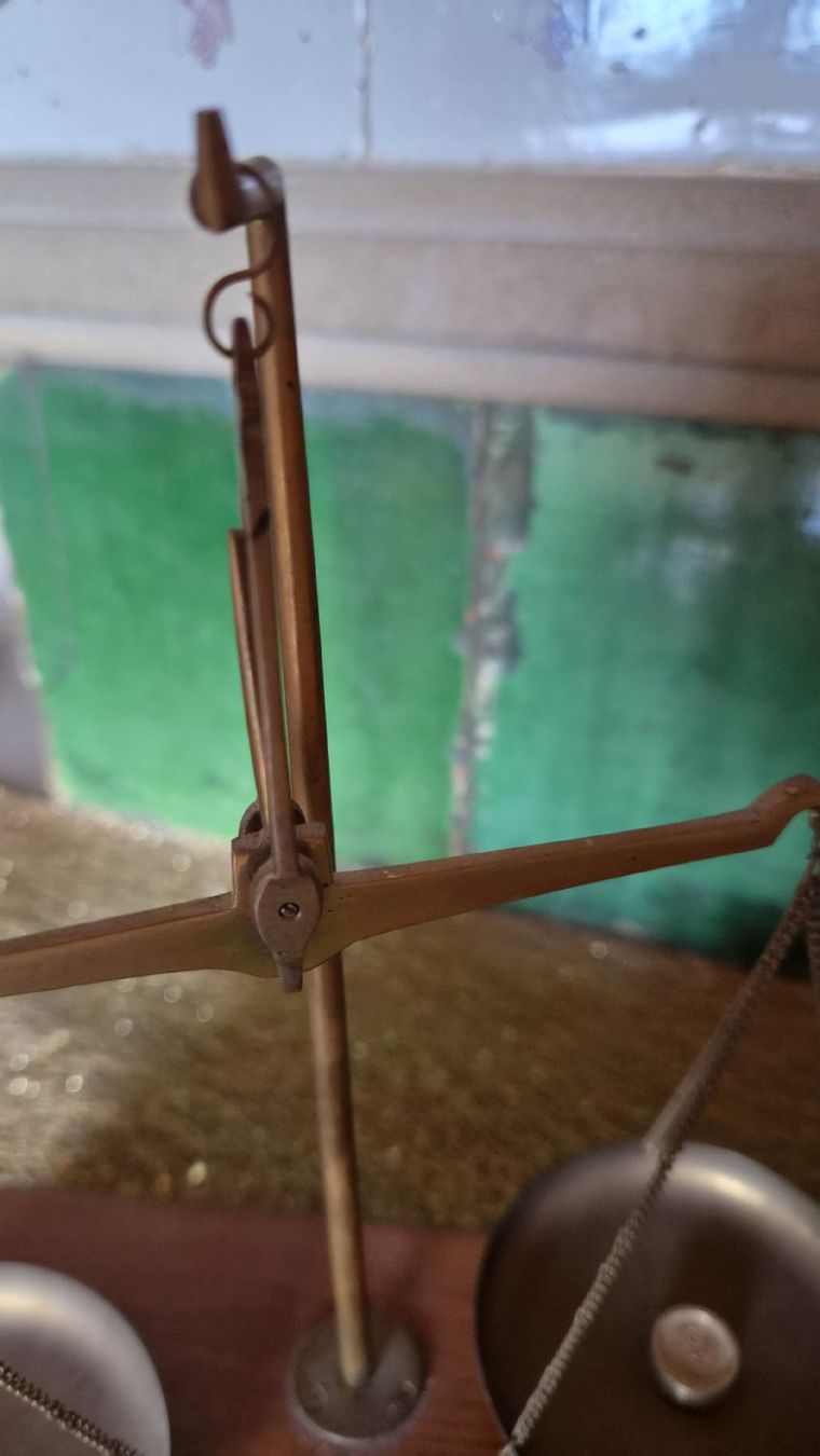 Waagen und Gewichte: Balkenwaage Messing Holz mit Gewichten antik – Gebraucht aus Kölliken von Upcycling-by-Mc-TAM 2