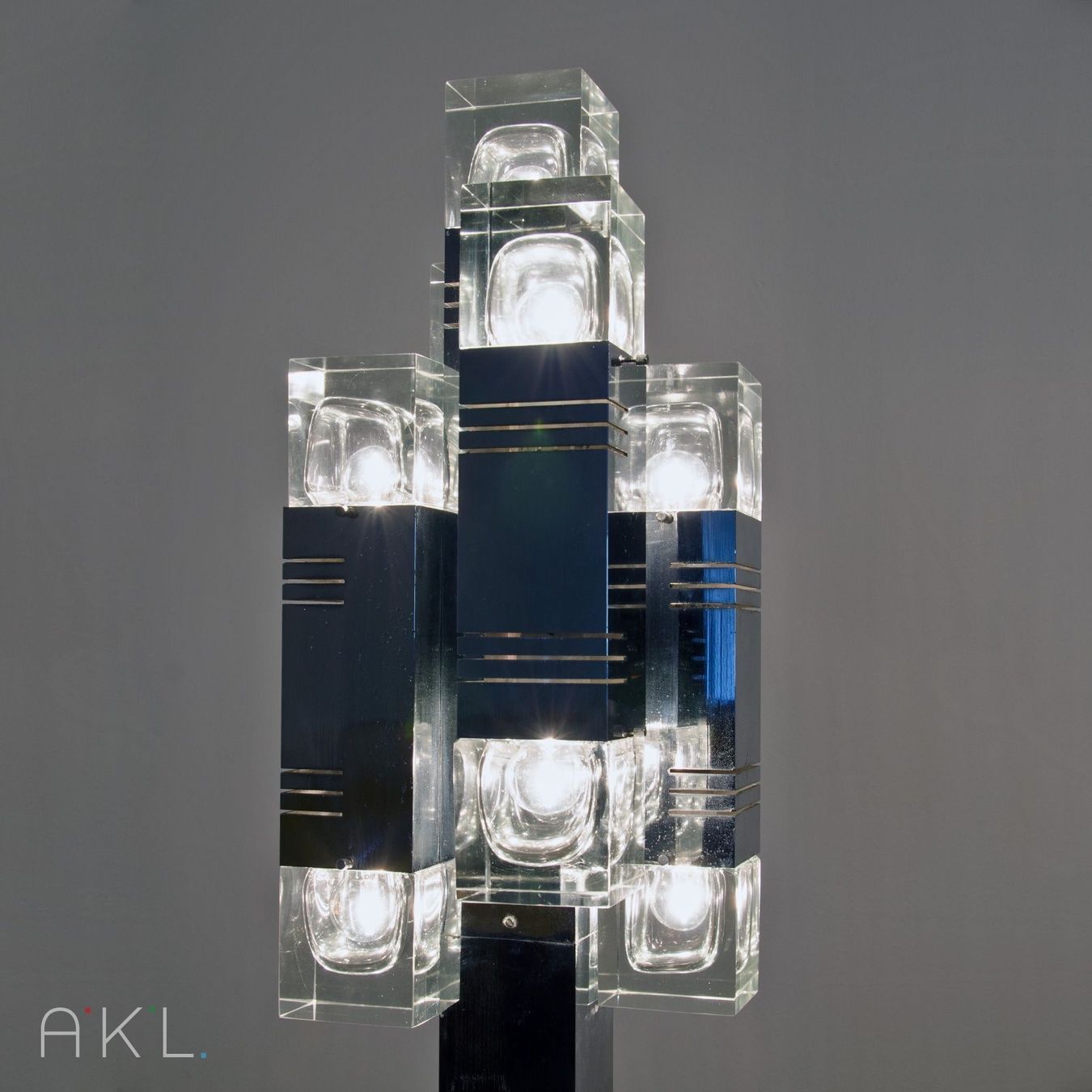 Lampade: Cubic Brutalist Lamp - Gaetano Sciolari – Usato da Fescoggia venduto da AmazingDesignObjects