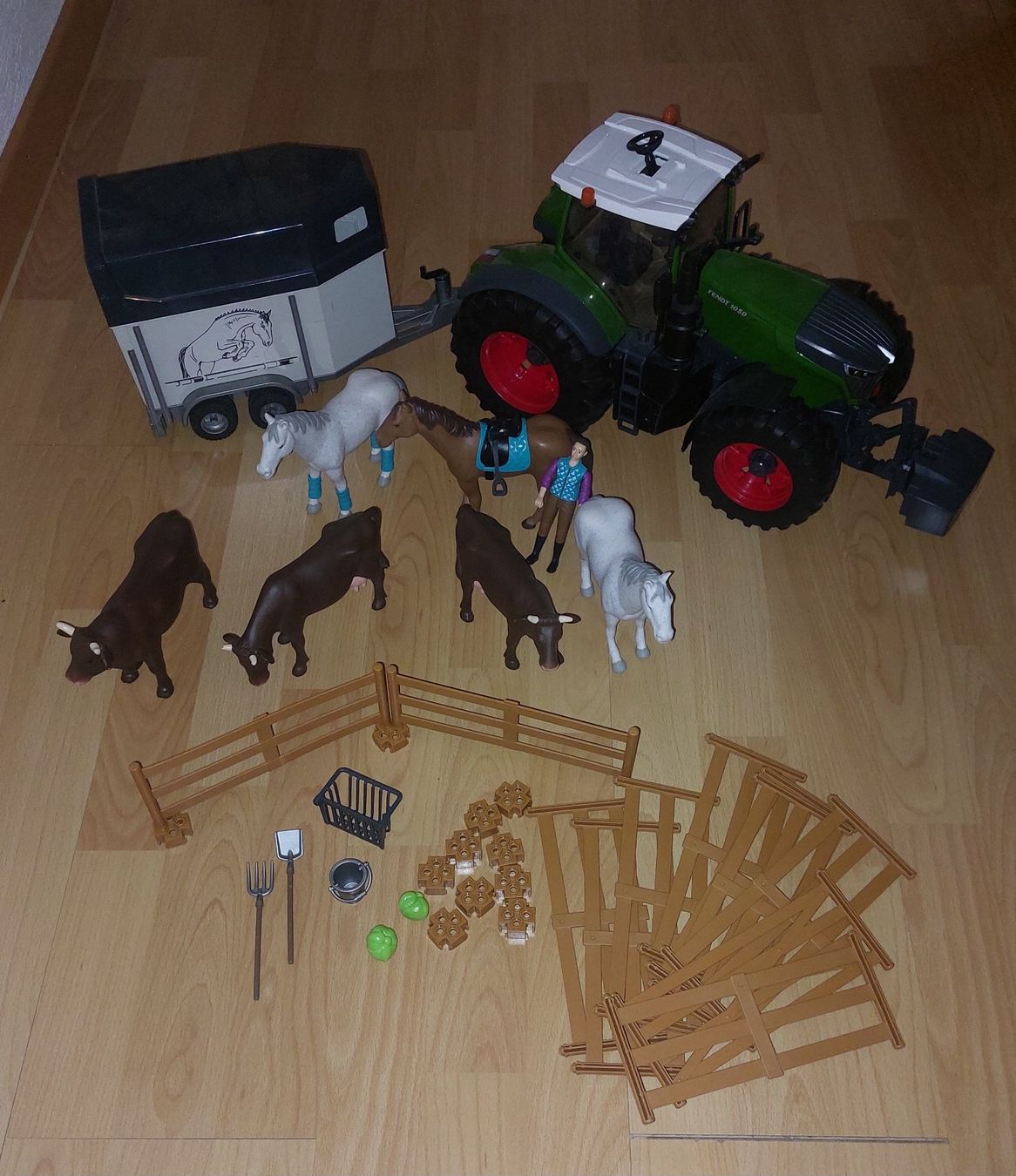 Bruder Giocattoli: Bruder Traktor & viel Zubehör – Usato da Adlikon venduto da NoeliaMina