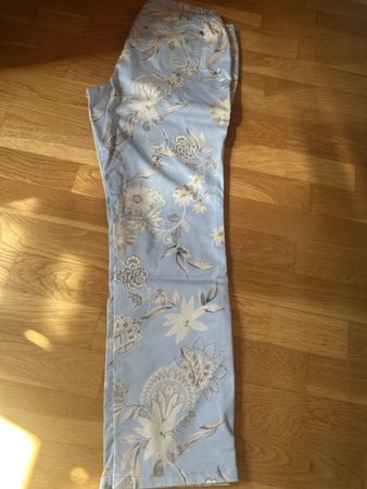 Hose Bonprix Blumenmuster hellblau Grösse 44 neuwertig