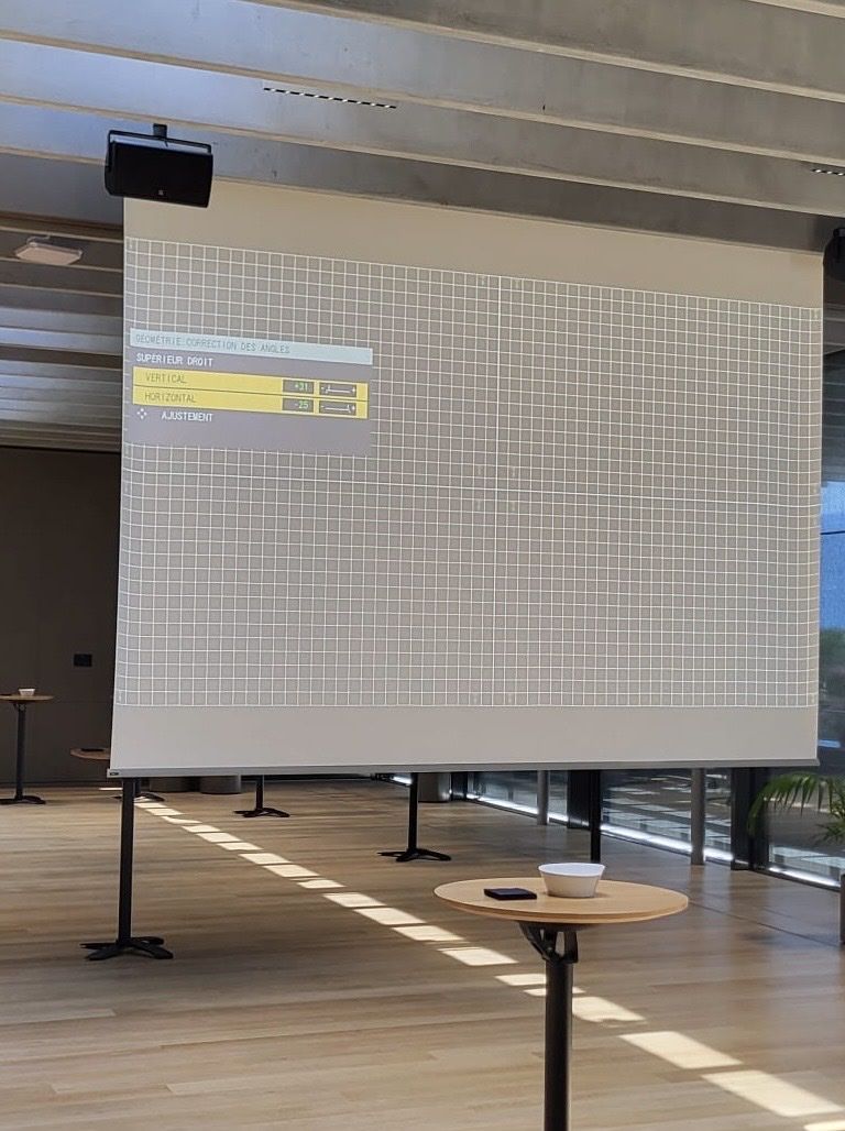 Videoprojektoren: Écran de projection motorisé stumpfl AV – Gebraucht aus Lausanne von enzouz