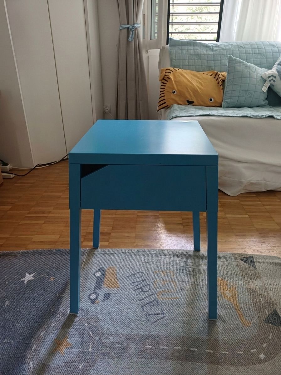 Comodini: Blue Side Table with Drawer good condition – Usato da Zürich venduto da Margarida_123 1