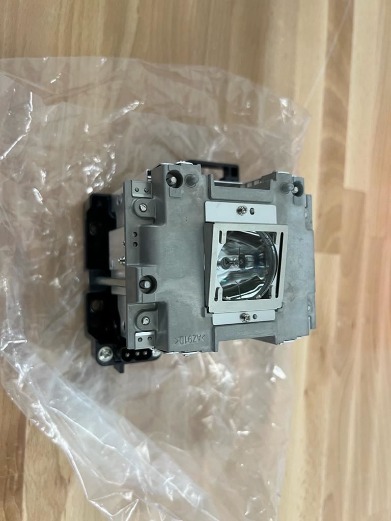 Proiettori: Beamer ersatz Lampe / L-VLT-XD8000LP – Usato da Maienfeld venduto da LehnerAkustikAG 3