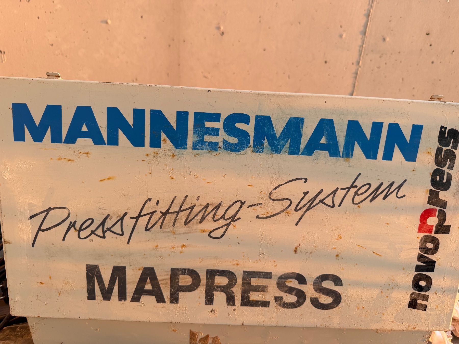 Tous les outils: Pressfitting-System Mannesmann MAPRESS NovoPress mit 3Zangen – D'occasion à Lotzwil par ern_lo 1