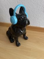 Statue chien bouledogue noir avec casque bleu