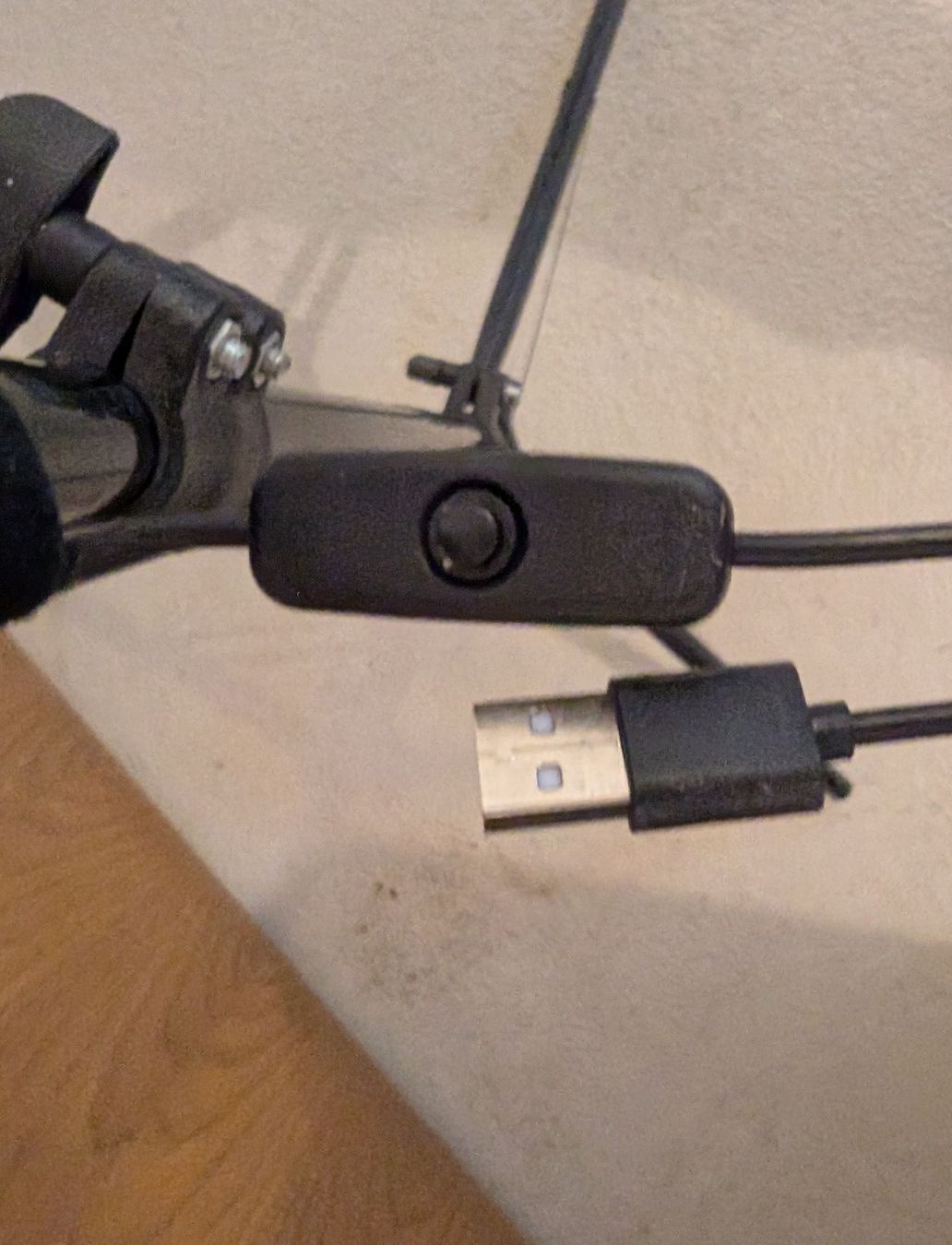 Lampade: LED Leuchte mit Stativ USB Stromversorgung guter Zustand – Nuovo (secondo la descrizione) da Schongau venduto da ChrigiT 1