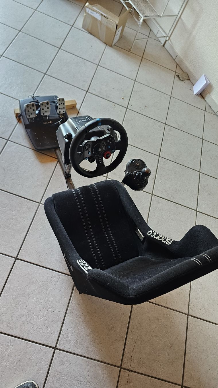 Logitech Manettes: Lenkrad mit Rennsitz G29 – D'occasion à Wiler b.  Seedorf par Evoxnxx