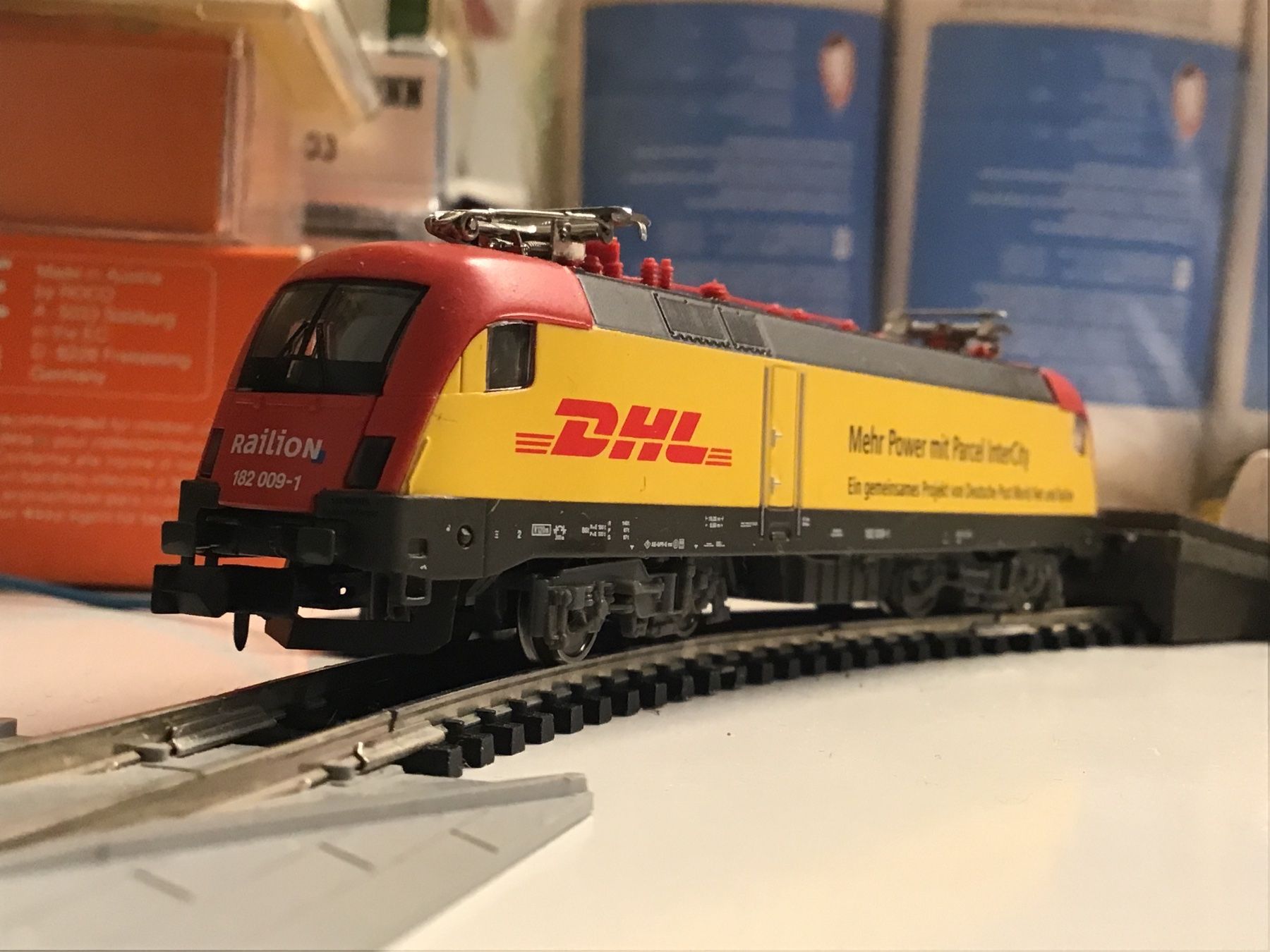Trix Modellini di ferrovie: TRIX N DHL Intercity Lok 36623 - – Usato da Männedorf venduto da Modell-Spezialisten 1