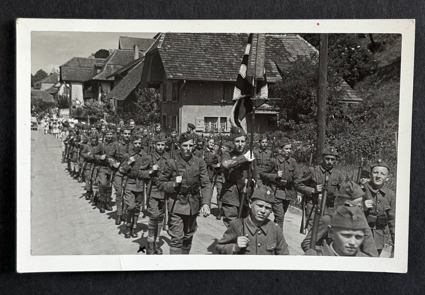 Cartoline postali: ANSICHTSKARTE VORBEIMARSCH – Usato da Ostermundigen venduto da Wyatt-Earp