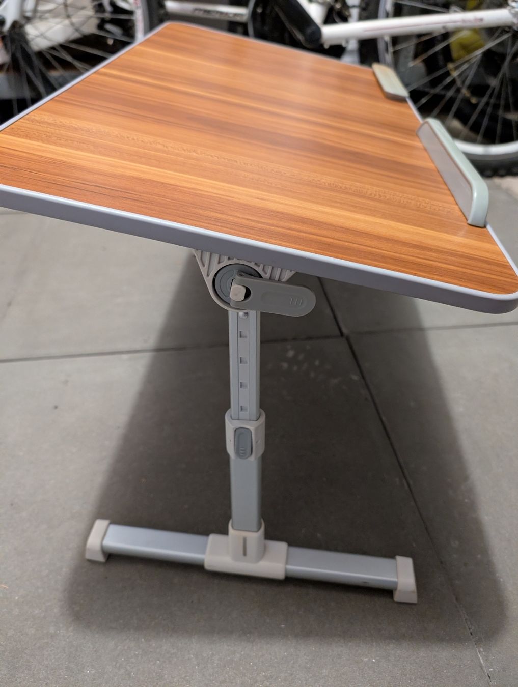 Scrivanie: Folding Laptop Lap Desk – Usato da Männedorf venduto da mmm_k2yb 1