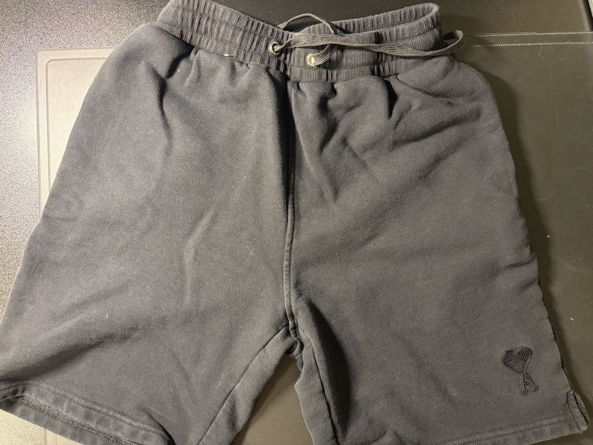 Pantaloni: AMI Paris Shorts black size M used condition – Nuovo (secondo la descrizione) da Kilchberg ZH venduto da adycalin