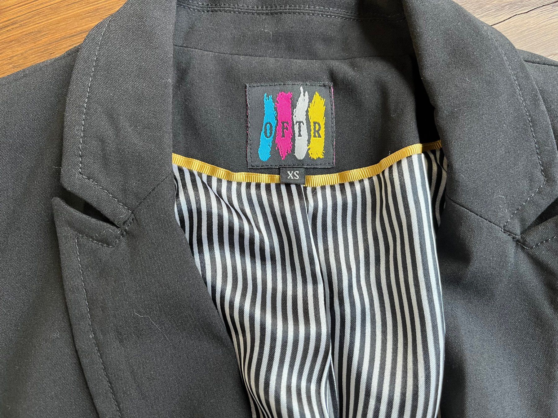 Vestes: Schwarzer Blazer mit gestreiftem Innenfutter, XS, Kurzärmel – D'occasion à Affoltern am Albis par Blackrhythm 3