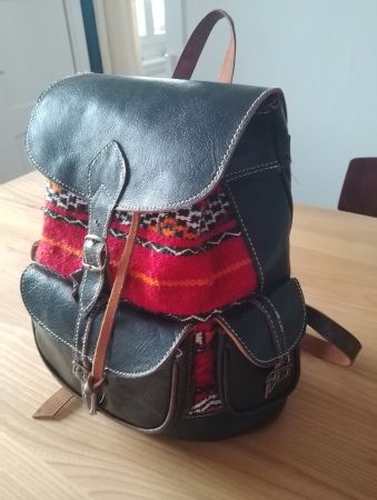 Lederrucksack mit gewobenem Stoff und drei Aussentaschen