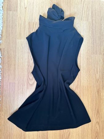 Elegantes ärmelloses schwarzes Top mit Knoten zum binden