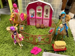 Barbie Pferdehof mit 3 Pferden und  Reiterinnen