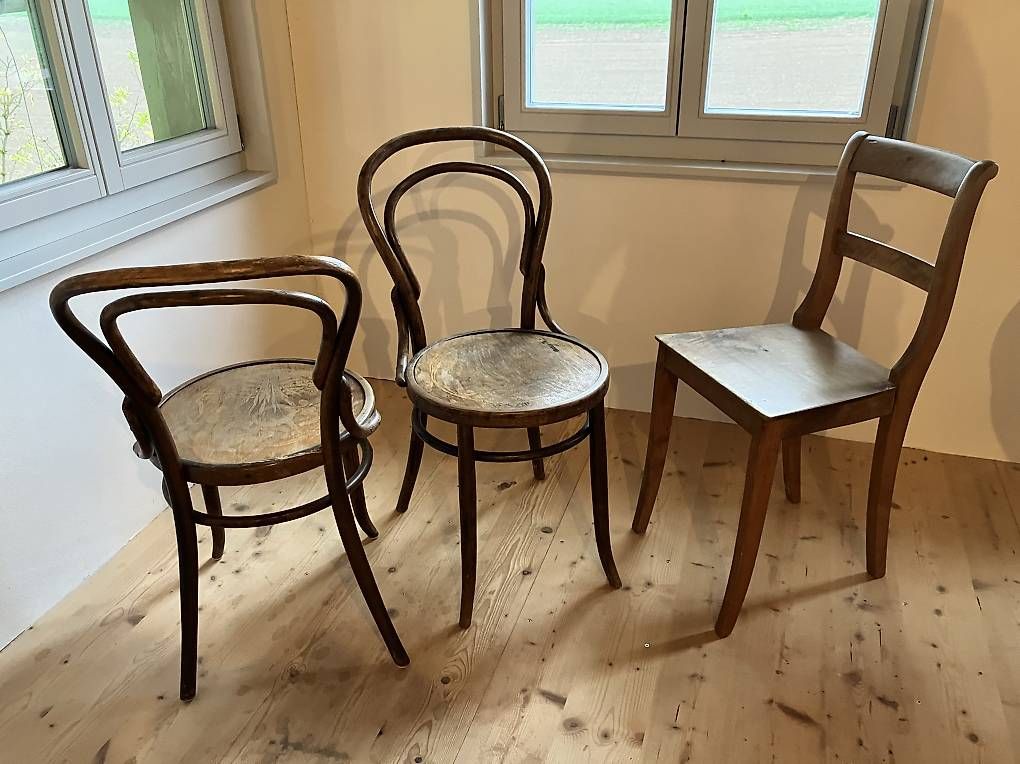 Chaises: drei alte Stühle – D'occasion à Schüpfen par jones88 1