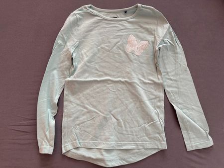 Neuwertig: Schönes T-Shirt mit Glitzerschmetterling, Gr. 128