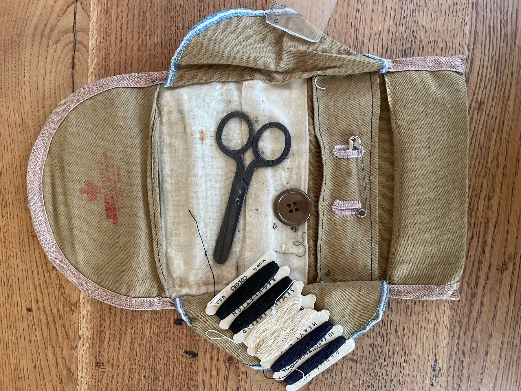 US Army Uniformi: U.S. Army Original red cross WW2 sewing kit – Usato da Oberbütschel venduto da Woodie2005 1