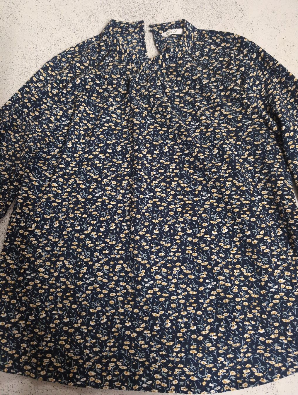 Only Camicette: Bluse mit Blumenmuster, Herbst Look, Grösse M – Usato da Netstal venduto da Salihoi 1