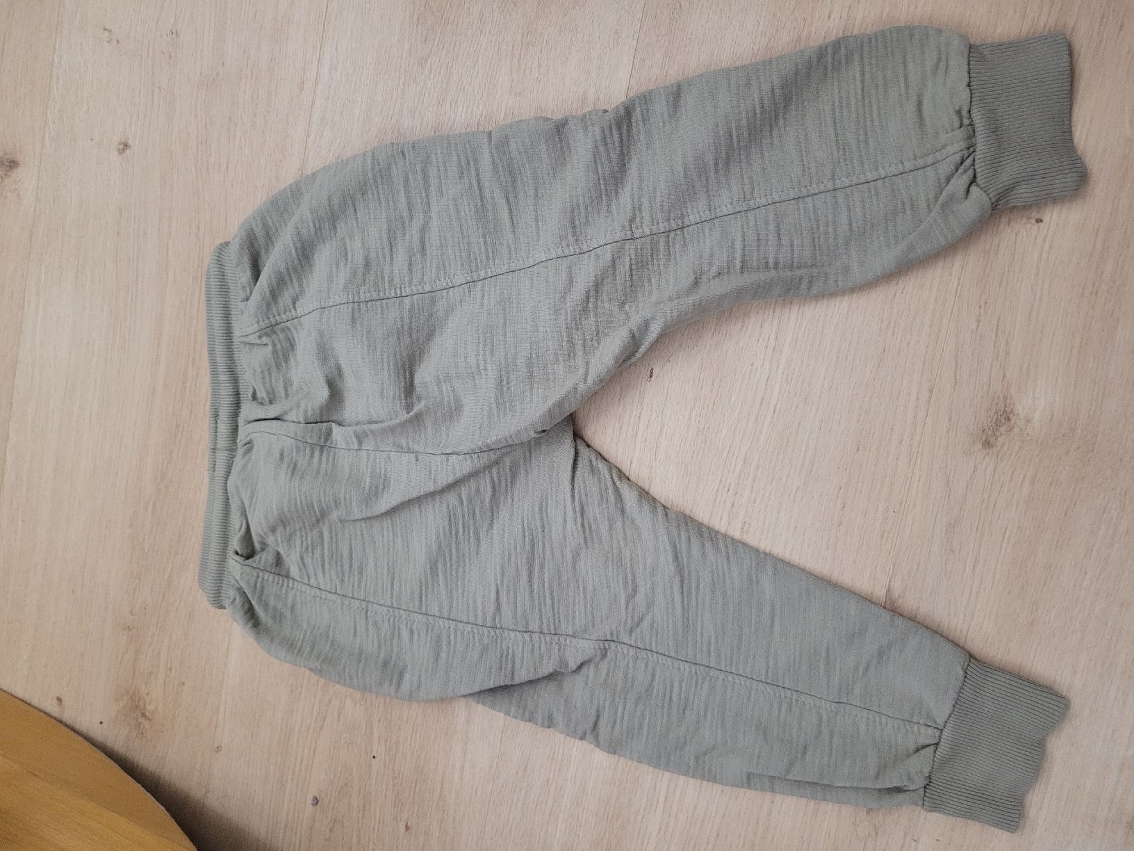 Zara Pantaloni: Hose Gr. 104 – Usato da Lupsingen venduto da sta_wgg5 2