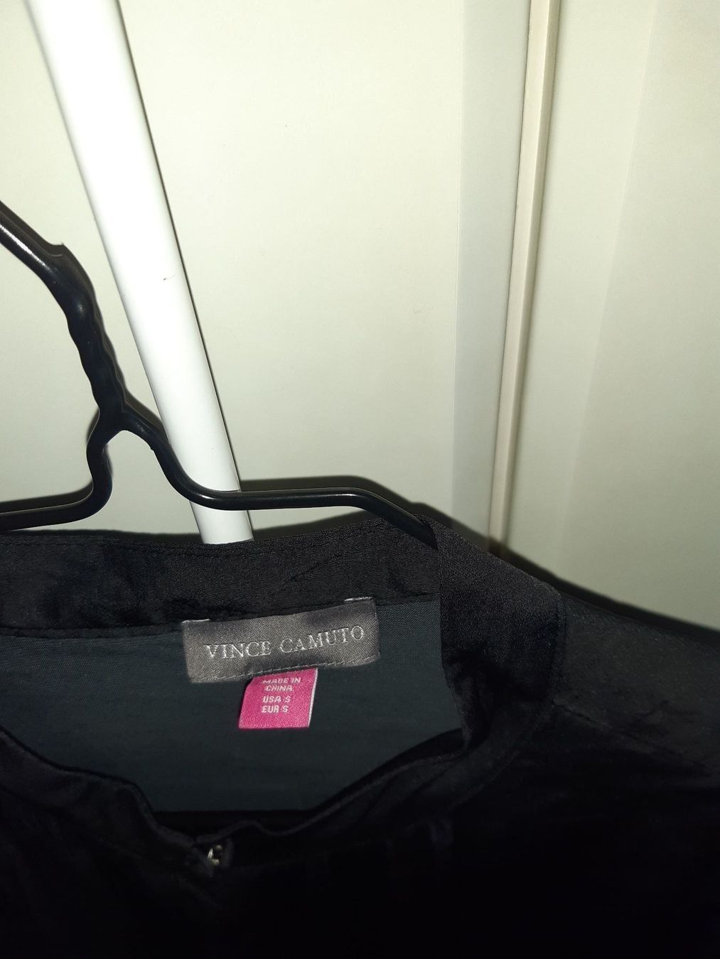 Camicette: VINCE CAMUTO - Blouse noire brillante – Nuovo (secondo la descrizione) da Cressier - NE venduto da bloomydays 2