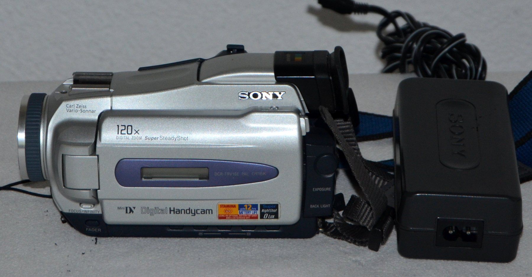 Sony Caméscopes: Sony DCR-TRV16E MiniDV Camcorder / caméscope – Défectueux à Collonges par arashee